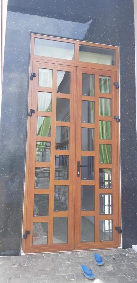cửa nhôm xingfa 2 cánh chia ô màu gỗ - Cửa Nhôm Xingfa